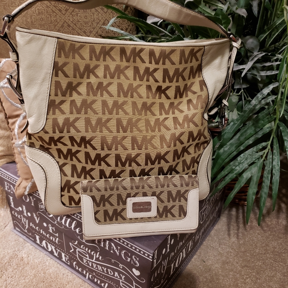 Michael Kors Hobo Bag plus matching wallet